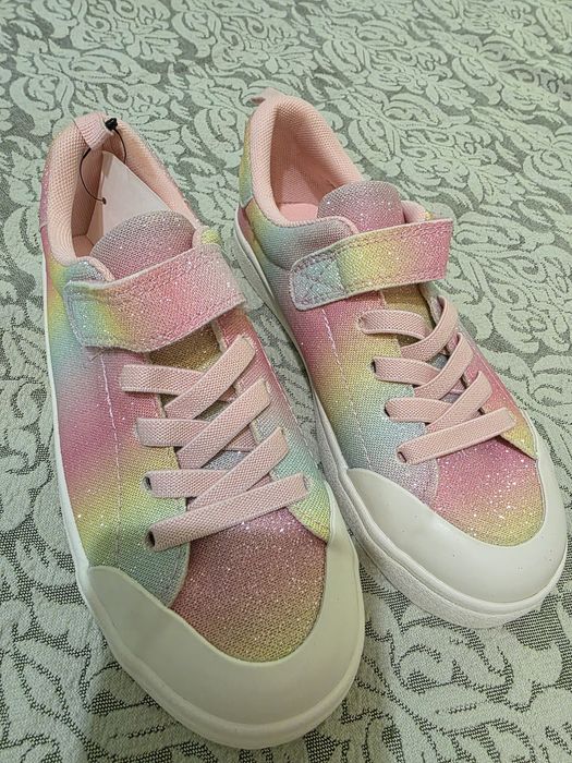 Продам новые кеды кроссовки для девочки от H&M.