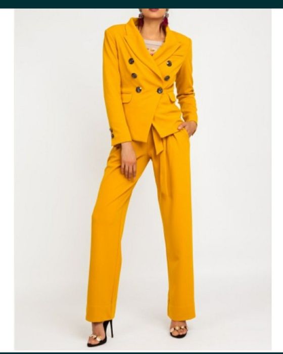 Costum de designer, model ideal pentru birou sau casual