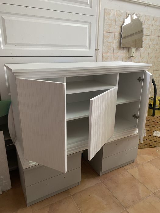 Vand comoda tv pe clasic si pat de dormitor 160/200 alb nou !!