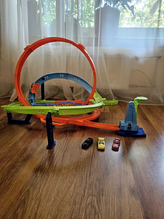 HotWheels писта  + 3 колички HotWheels