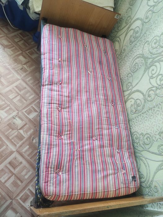 Детская кровать с матрасом.