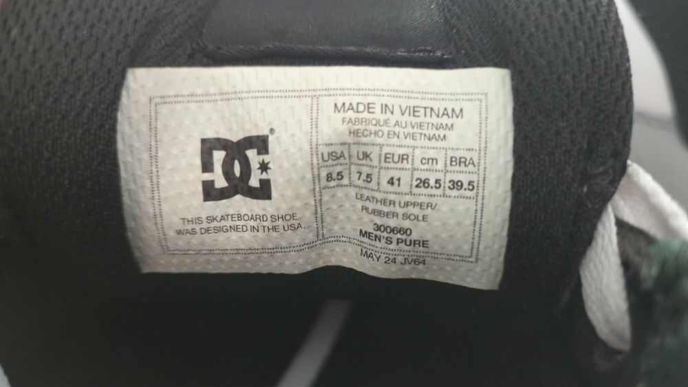 Нови кецове DC .
