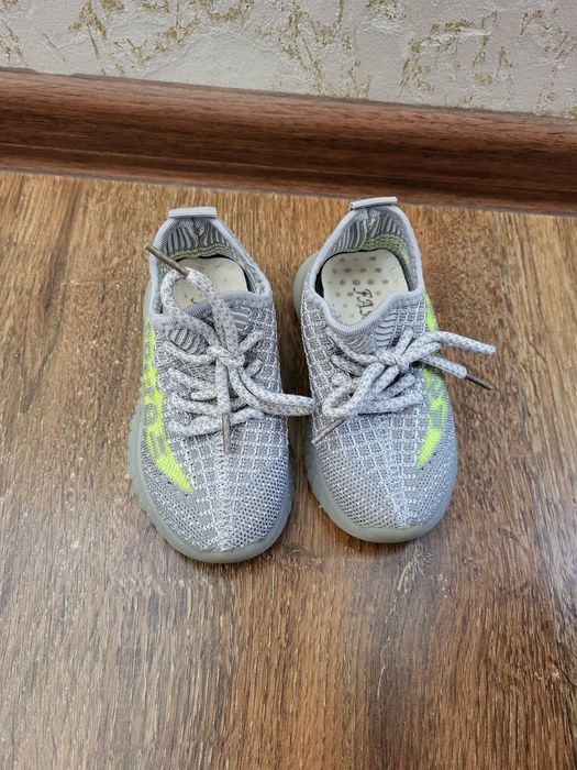 Продаются Кроссовки изики