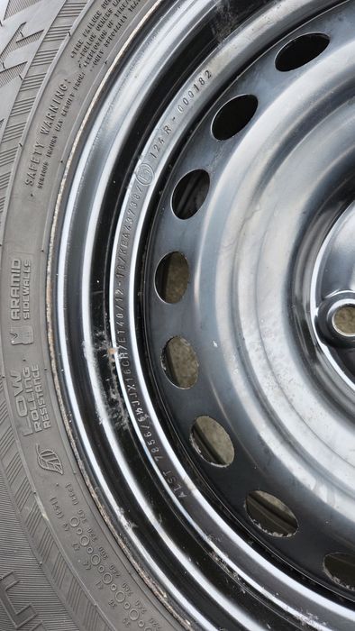 Set jante tabla Originale 5x114,3 cu cauciucuri iarna 215 65R16 Nokian