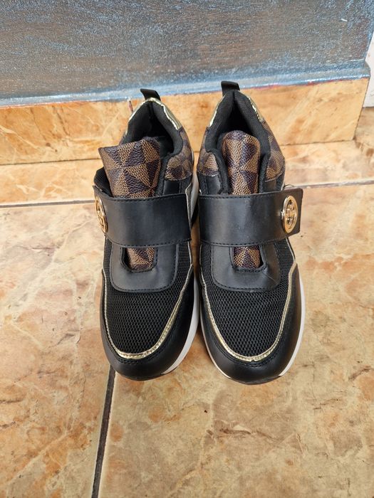 Adidasi superbi masura 37