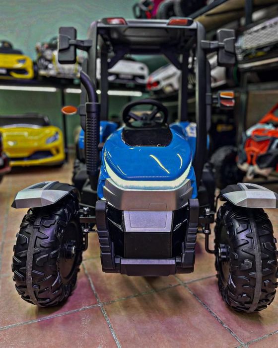 Синий трактор с крышой