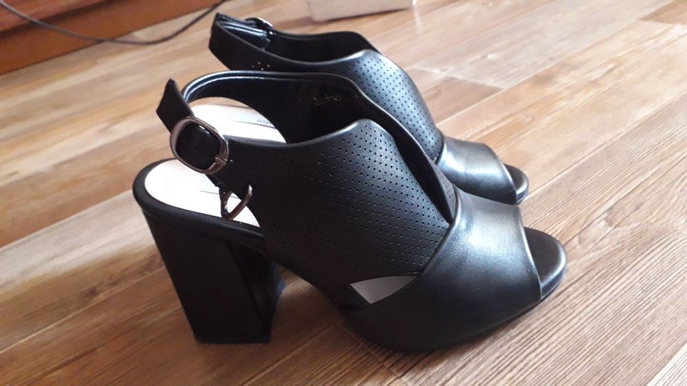 Босоножки новые черные