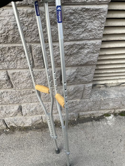 Продам костыли с  регулировкой