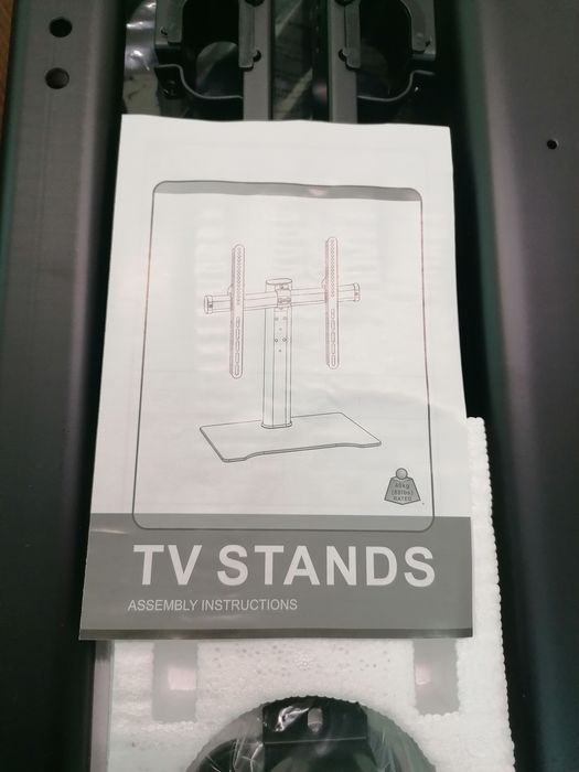 ТВ стойка изработена от метал и основа от 8 мм плътно безопасно стъкло