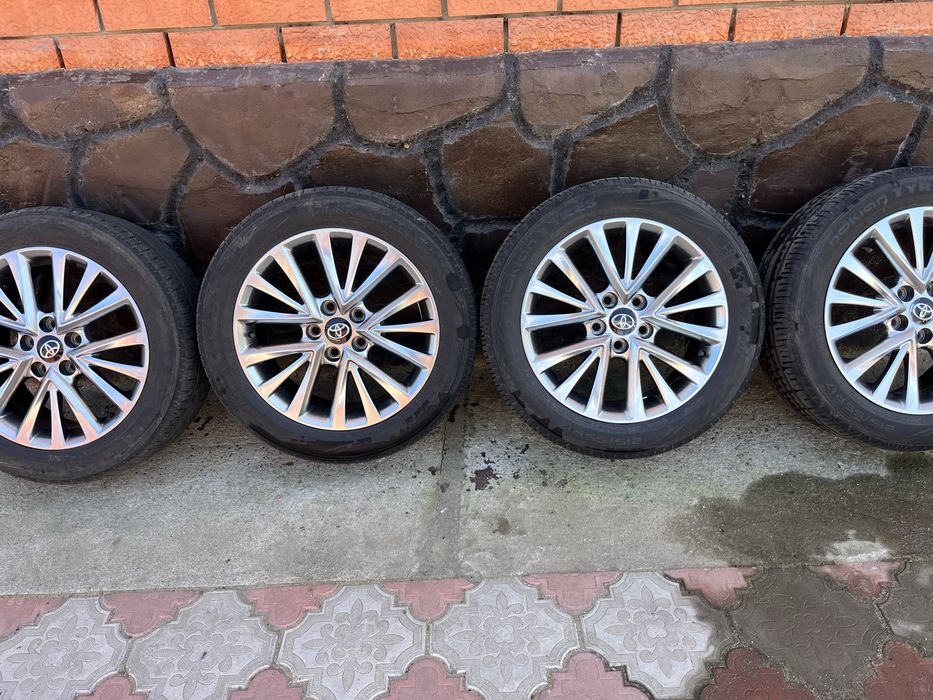 Продам комплект летних колес на Camry