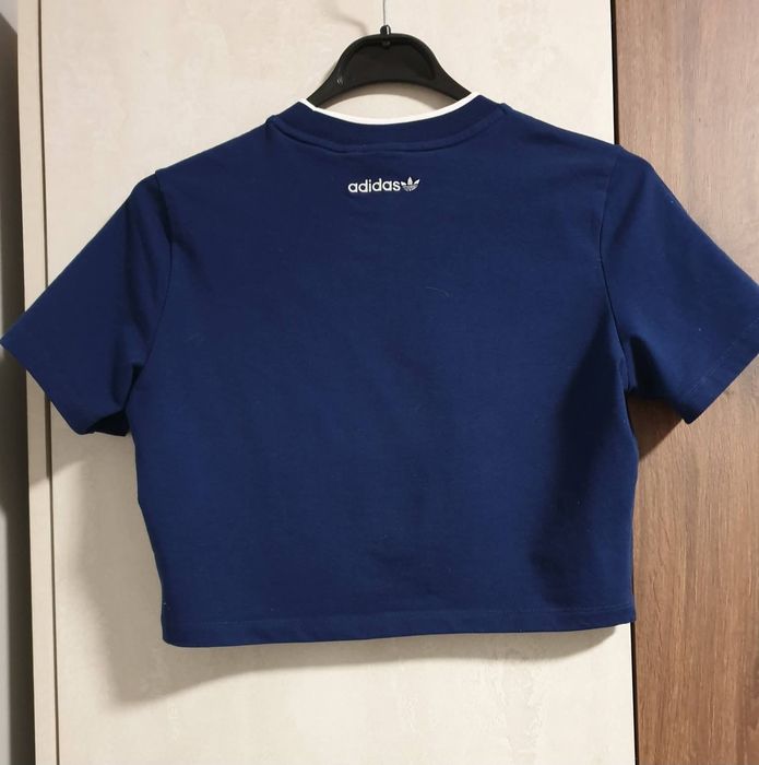 Нов. Дамски оригинален кроп топ.  adidas Originals Graphic Badge Slim 3-Stripes Tee .
