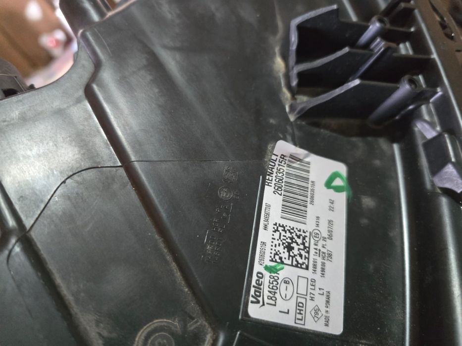 Faruri si grila Dacia Duster generatia 3