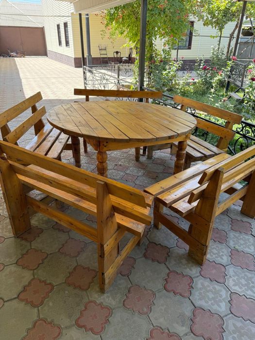 Деревянный стол с скамейками