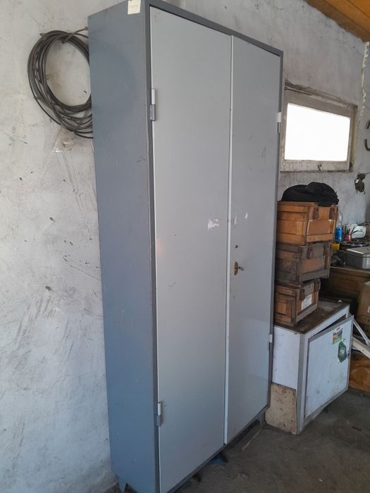 Продаю шкаф железный