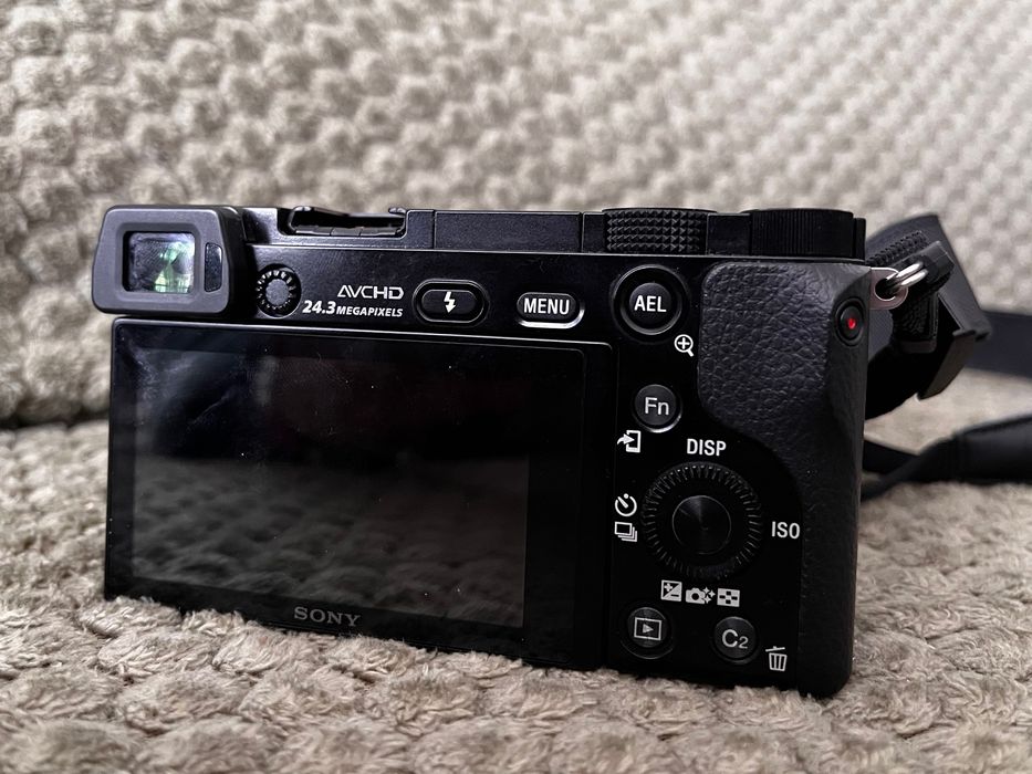 Фотоапарат Sony α6000 + обектив 16-50mm OSS