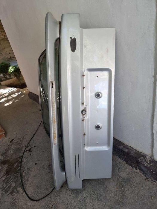 Продам крышку багажника Форд скорпион пятую дверь.