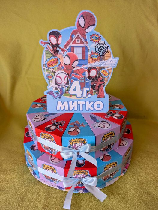 Картонена торта с избран герой