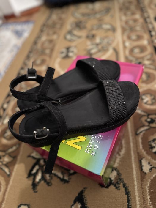 Продается босоножки