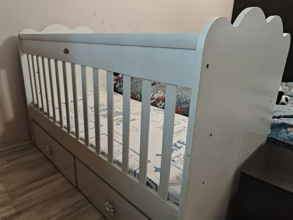 Детско креватче с люлеещ механизъм