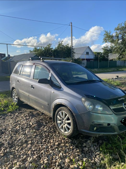 Машина Opel Zafira