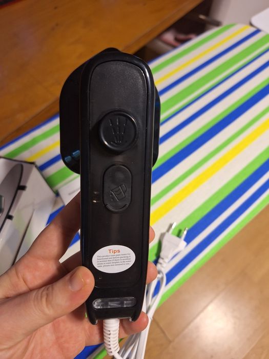 Mini fier de călcat pe aburi, vertical