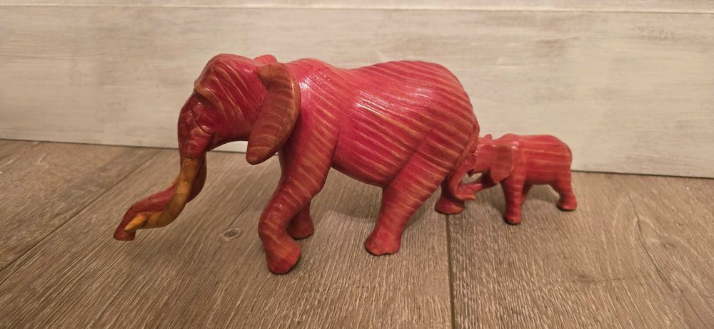 Розов слон с малкото си– Авторска дърворезба!