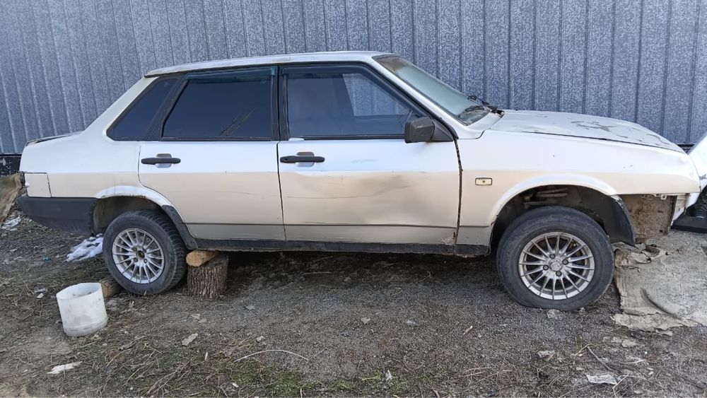 Машина легковая. На ходу, Бампер имеется…………………..