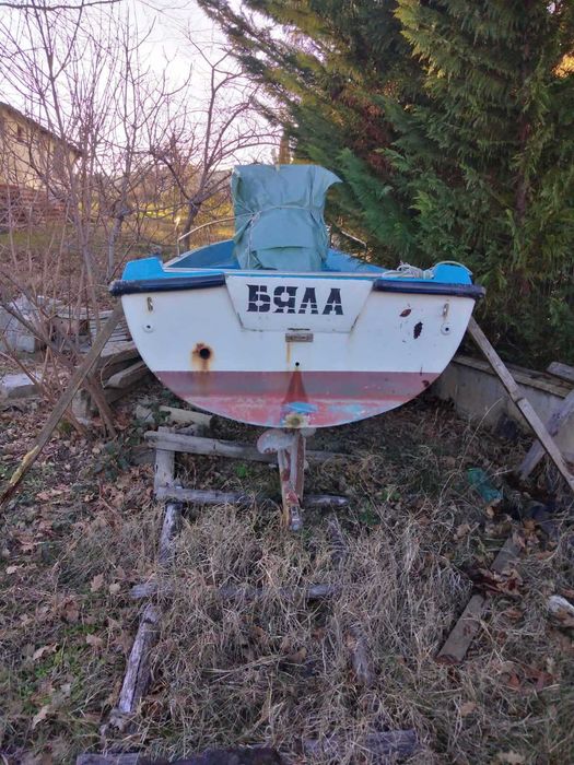 Лодка с двигател