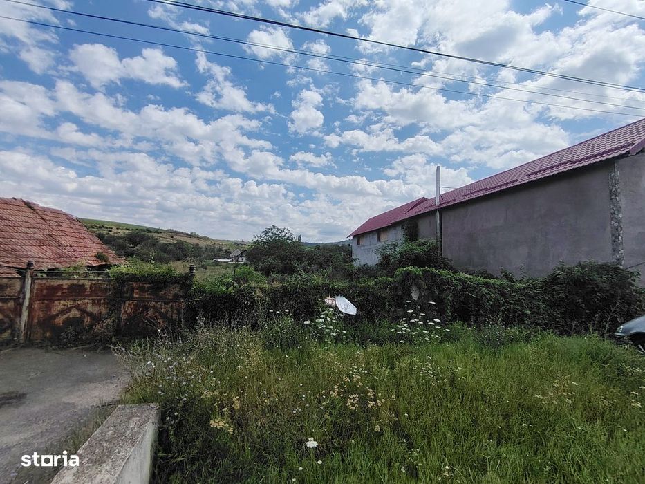 Loc de casa cu toate utilitatile în fața casei în Minis lângă Ghioroc