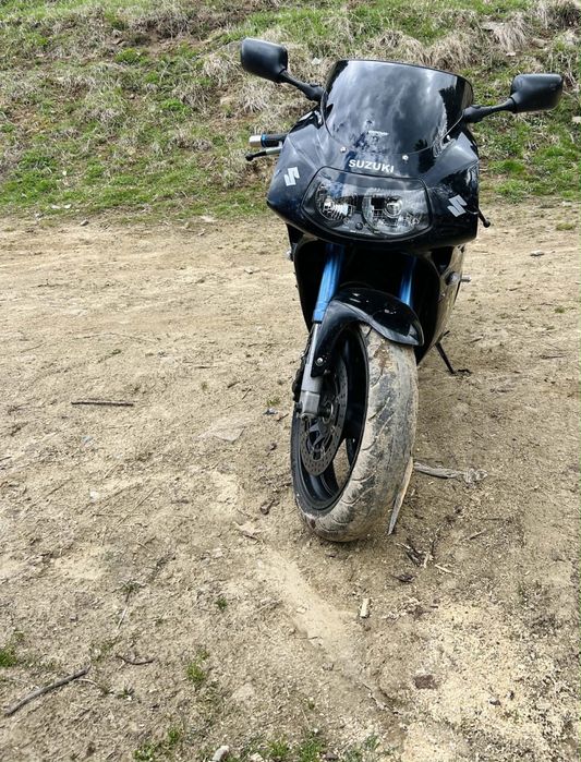 Suzuki gsxr 1000 vand sau schimb cu enduro sau cros motocicleta este impecabila este putin murdara findca eu stau la munte
