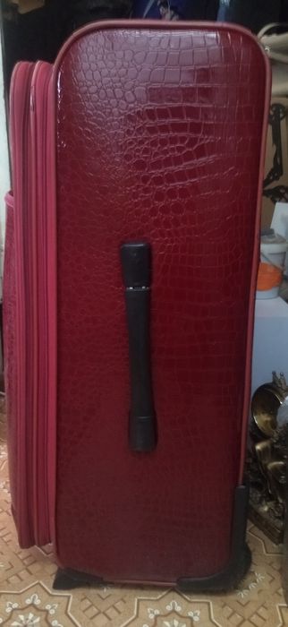 продам большой чемодан