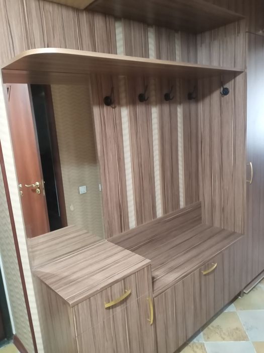 Кухонный гарнитур, горка, прихожка, стол раздвижной.