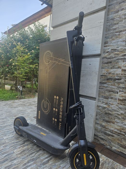 электросамокат Ninebot KickScooter Max G30 черного цвета.