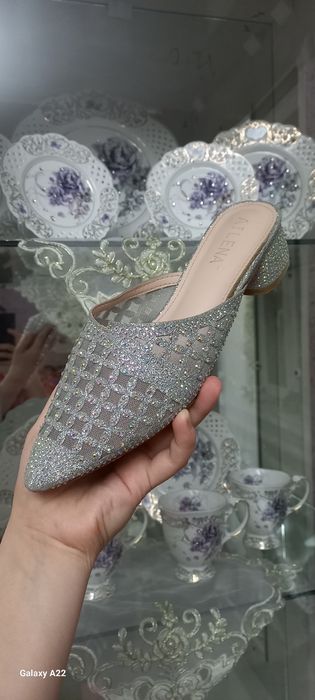 Ayollar oyoq kiyimi srochna sotiladi