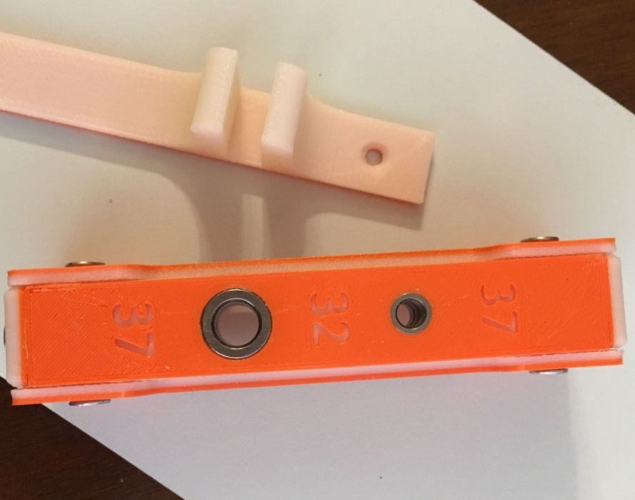 Sablon mobila din plastic rosu pt ericsoane si dibluri lemn 1x 5/8mm