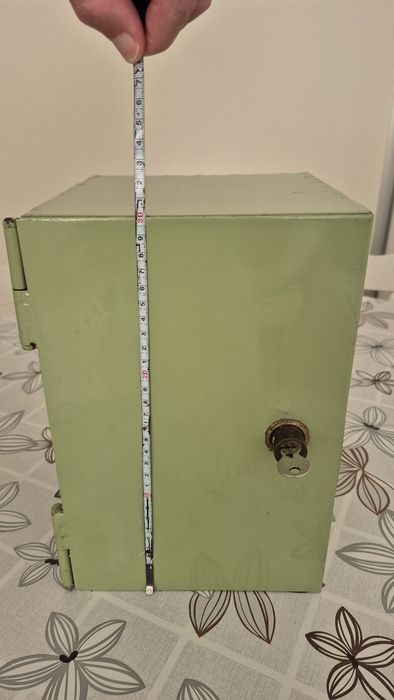 Метална каса - сейф с размери 30/20/20 см.