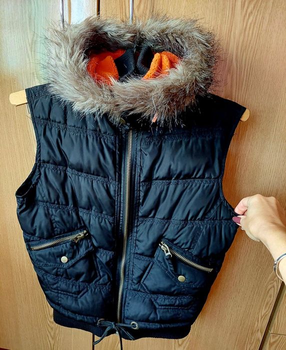 Vestă cu glugă detașabilă, mărime M,merge la un S.
