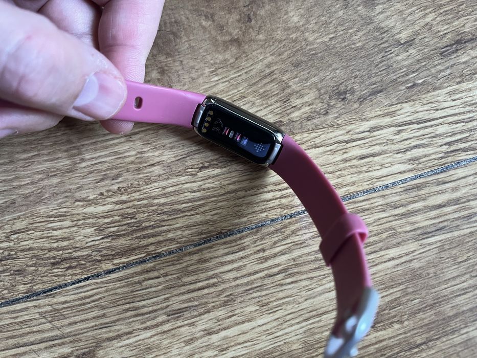 Bratara smart fitness Fitbit Luxe