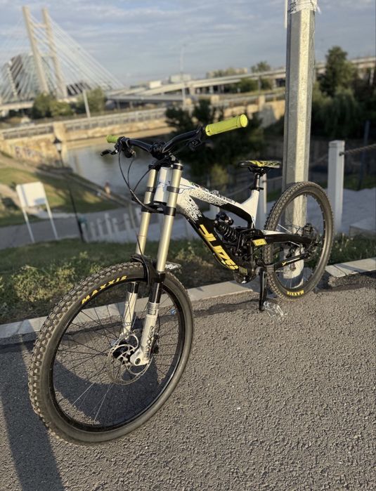 Bicicleta Downhill/Freeride YT Tues