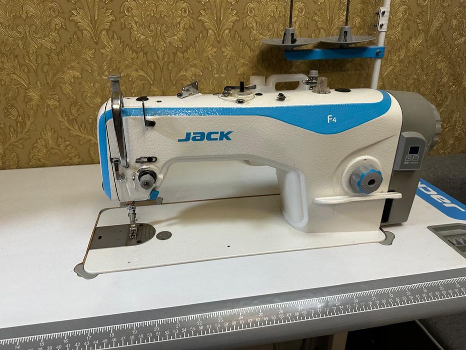 Продам швейную машину