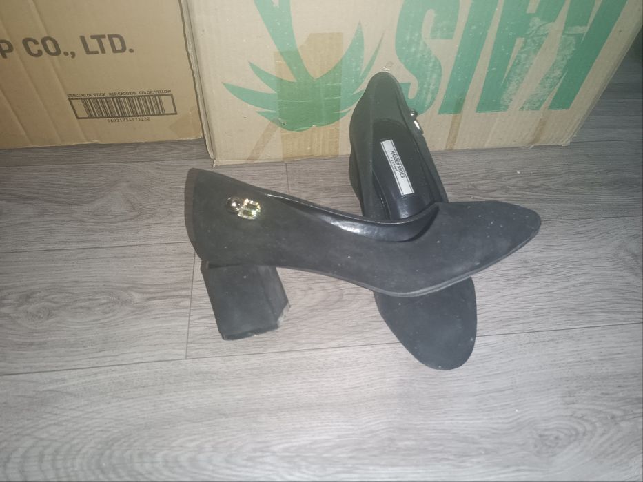 Ayollar oyoq kiyimlari