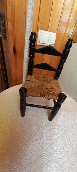 Scaun lemn pt. păpușă, spătar tip scară, șezut iută