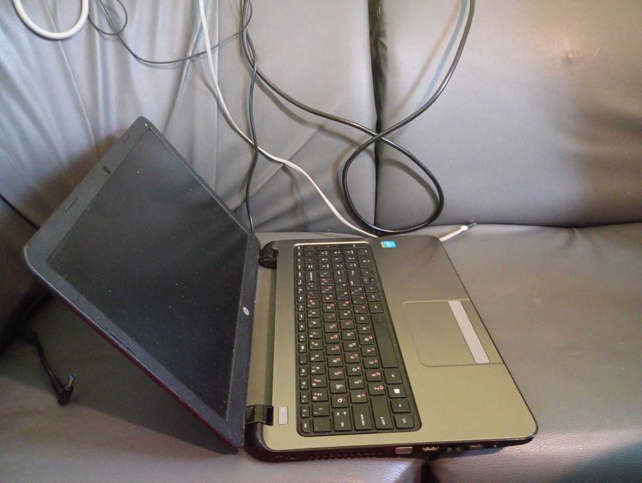 Лаптоп HP с SSD, 15 инчов, работи + подарък нова мишка