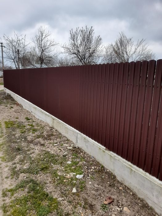 Construim garduri și porți stil jaluzea șipcă metalică tablă cutată