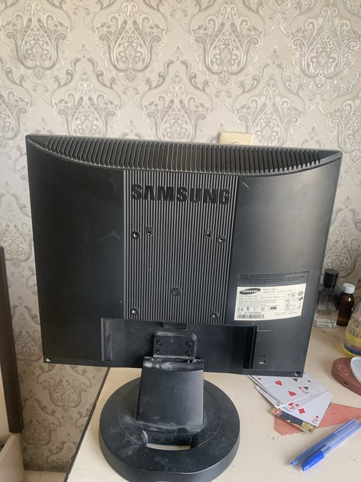 Samsung monitor sotiladi 17.5