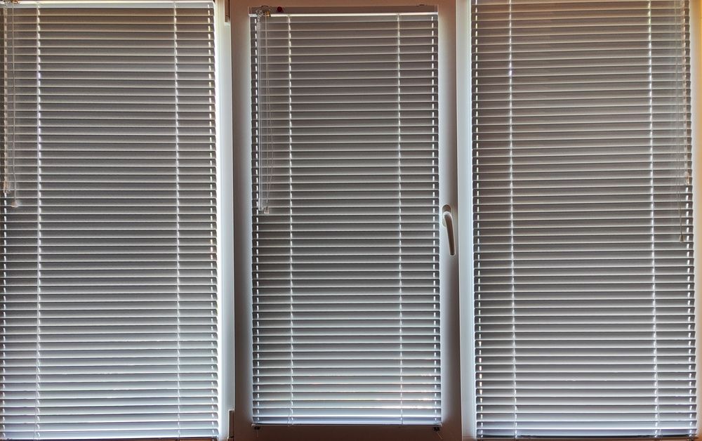 К-т нови щори 200 лв.Две стр. 127/61см,средна 118/53см,врата177/45см.