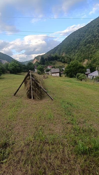 Teren intravilan cu casă veche și anexă de vânzare