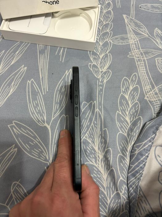 Vând Iphone 15 Black ,256 GB, folosit aproape 2 ani cu folie si husa