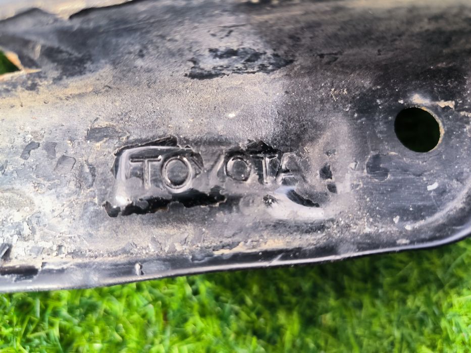 Продам оригинальное крыло на Camry 35