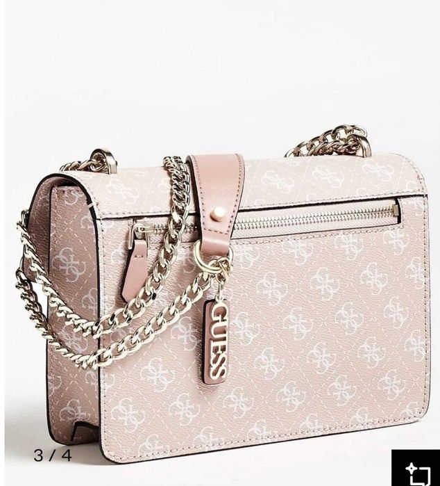 GUESS Crossbody Bag в розов  нюанс (Latte Logo) е елегантна и практична чанта за рамо/през тялото, която съчетава стил и функционалност.